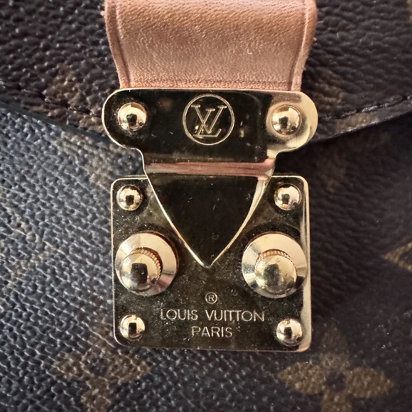 Louis Vuitton Pochette Metis - Picture 12 of 15